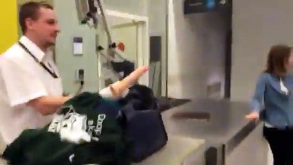 Un homme se fait fouiller ses bagages à l'aéroport