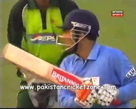Shahid Afridi (PAK) vs Virender Sehwag (IND) ~~~ Sledging & Fight ~~~