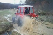Traktor zaglavio , traktor u blatu