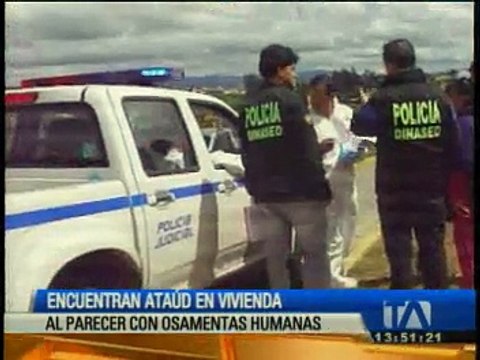 Encuentran un ataúd con supuestos restos humanos dentro de una vivienda