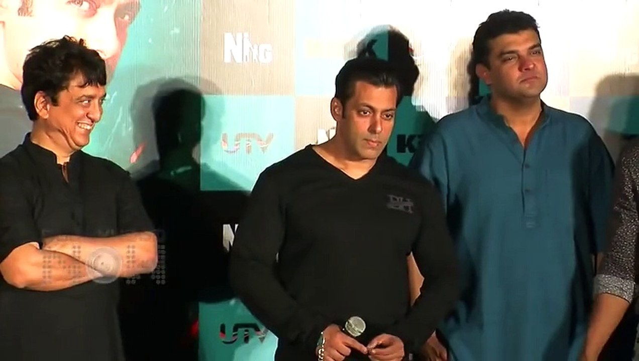 VIDEO! Salman Khan Attacked Fans Who Chased Him! - Watch Now!