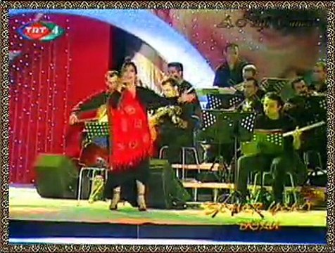 Belkıs AKKALE *Üğrünü Üğrünü Gelir Dereden*