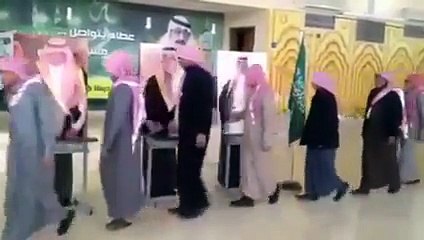 Saudi's make queue to shake hands with the Portraits of Royal Family