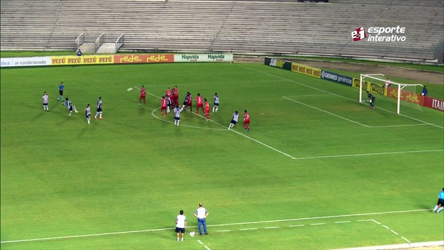 Em bela cobrança de falta, Alex Cazumba desconta para o Botafogo-PB pela Copa do Nordeste