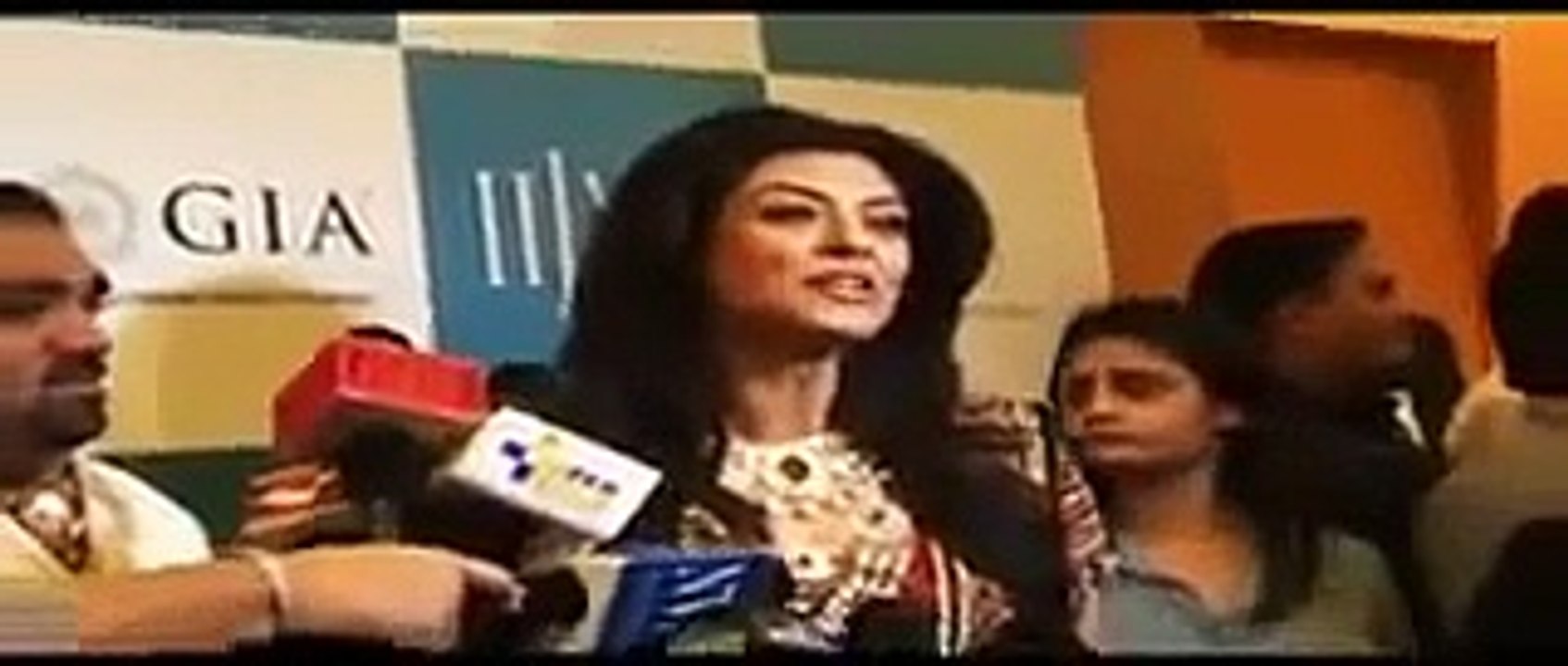 Sushmita Sen quran majeed ki tilawat karte howey