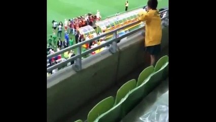 Cahill chuyền bóng cực chuẩn cho con trai trên khán đài