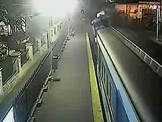 Really Scary Accident Ever.....two Trians Hits One Bus In Argentina...1