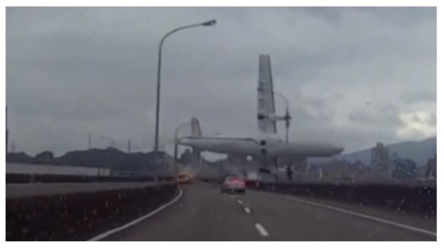 Le crash spectaculaire d'un avion TransAsia à Taïwan