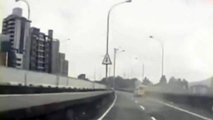 تائیوان میں مسافر طیارہ دریا میں جا گرا دیکھیے اس فوٹیج میں