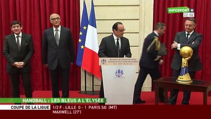 François Hollande honore «des Experts gagnants», qui font le show à l’Elysée