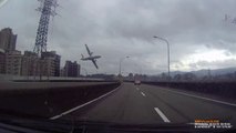 Un avion s'écrase dans une rivère à Taipei