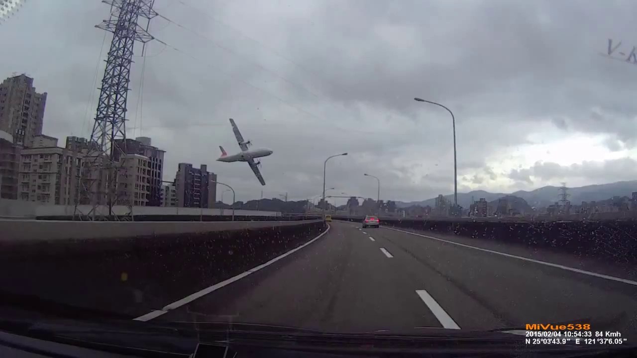 Un avion s'écrase dans une rivère à Taipei