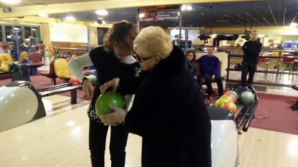 Quand une mamie de 84 ans joue au bowling pour la première fois