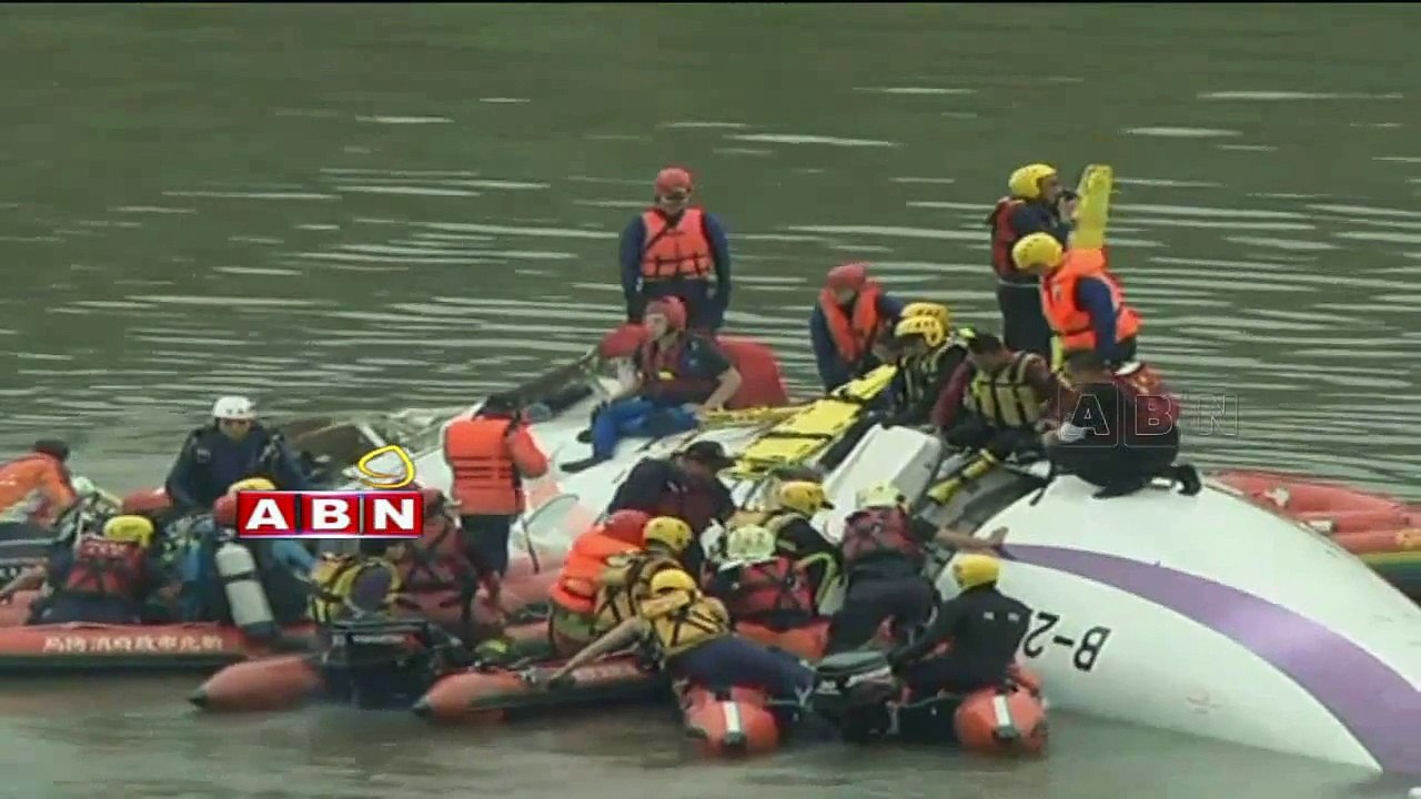 TransAsia plane crashes in Taiwan river (04 - 02 - 2015)
