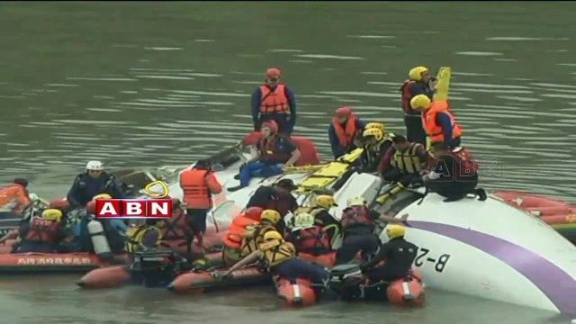 TransAsia plane crashes in Taiwan river (04 - 02 - 2015)