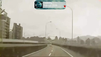 Avião caindo em Taiwan