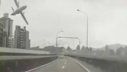 PLANE CRASH IN TAIWANتائیوان میں مسافر طیارہ دریا میں جا گرا دیکھیے اس فوٹیج میں