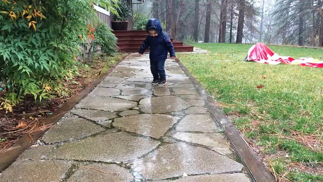 Fail - Un jeune garçon marche sur une flaque d'eau