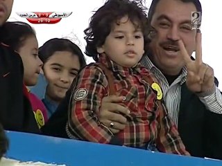 سائحة أجنبية في مدرجات الأسيوطي سبورت