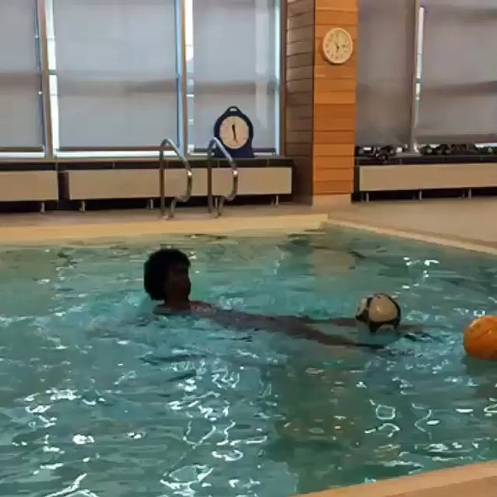 Sim, o Willian, do Chelsea, fez uma cesta de costas, na piscina, e com o pé! Só assistindo para entender e acreditar!