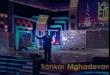 Shankar Mahadevan gives Shah Rukh Khan a tribute at Asianet Film Awards