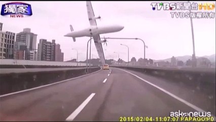 Incidente aereo TransAsia ripreso da telecamera auto (AskaNews)