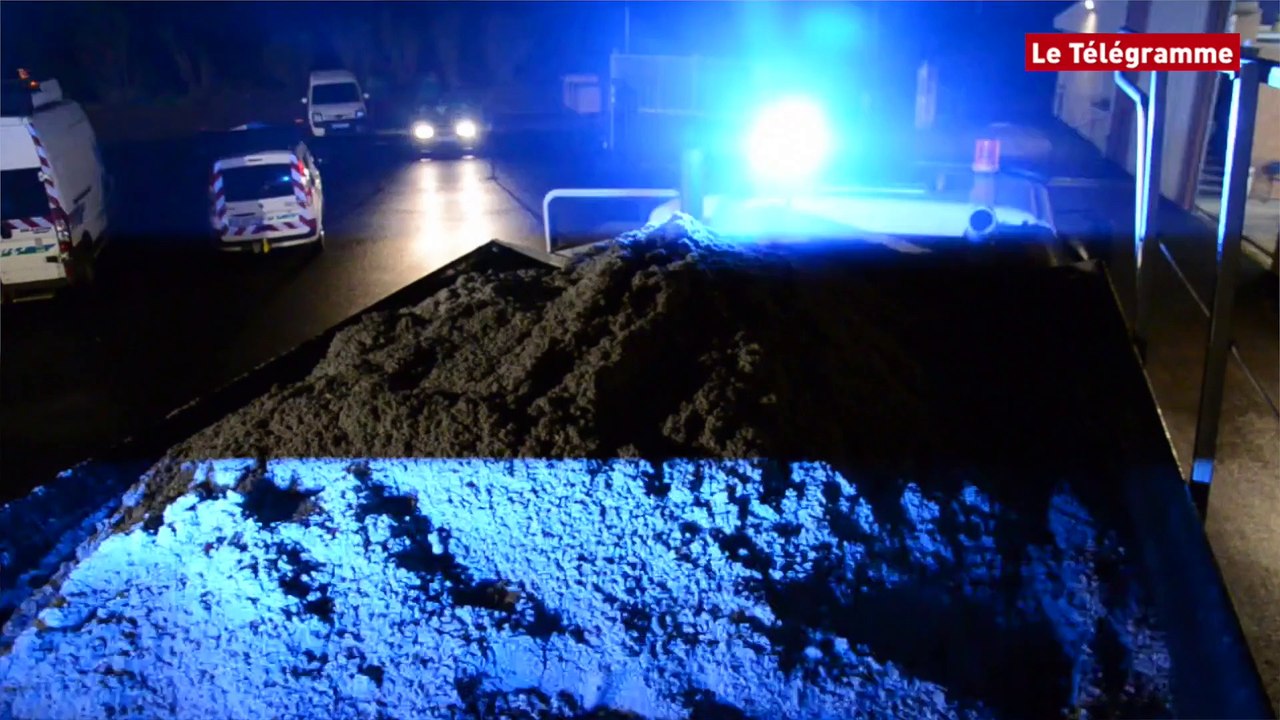 Côtes-d'Armor. A bord d'une saleuse au petit matin