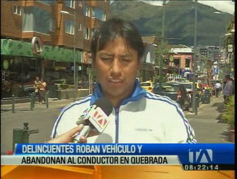 Delincuentes roban vehículo y abandonan a conductor en una quebrada al norte de Quito