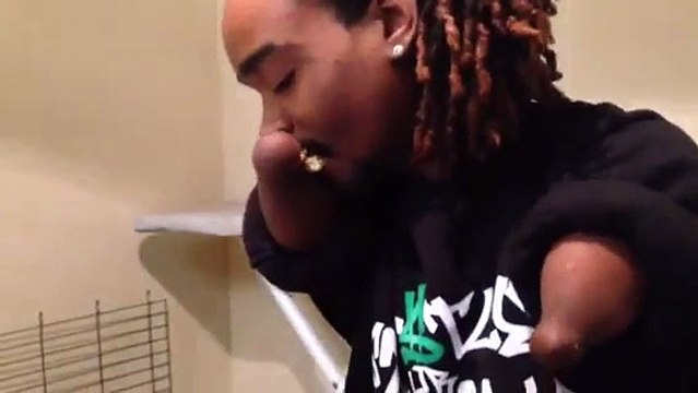 Un manchot roule un joint en moins de 2 minutes