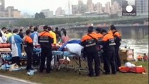 Taiwan: almeno 23 morti in incidente aereo, le immagini fanno il giro del mondo