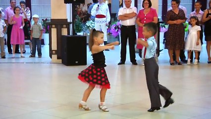 Miniklerin Büyüleyen Dans Gösterisi