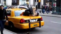 New York'ta Taksi Üzerinde Namaz Kılan Adam