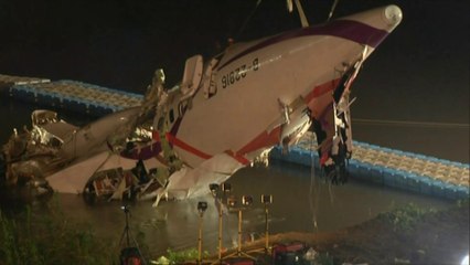L'épave de l'avion de TransAsia extraite de la rivière