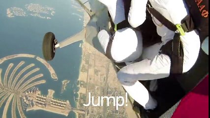 Senkronize Şekilde Dans Eden Paraşütlü Adamlar