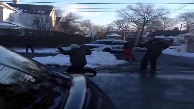 Un policier sort son arme face à une bataille de boules de neige