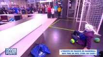 Cyril Hanouna tente d'esquiver les tirs aux buts de l'équipe de France de Handball