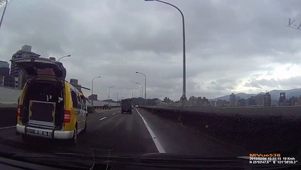 Le crash spectaculaire de l'avion TransAsia filmé par 3 dashcams (Taïwan)