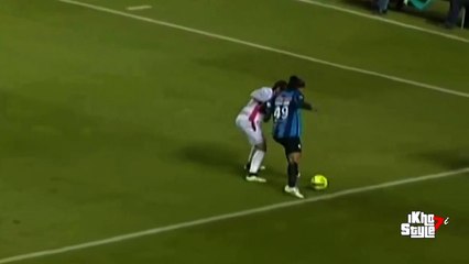Ronaldinho humilie un défenseur avec un fantastique petit pont