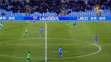 الطفل جامع الكرات يصنع هدفا للفريق