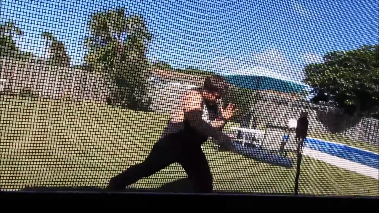 Un débile nous fait une démo de street fight! Ridicule...