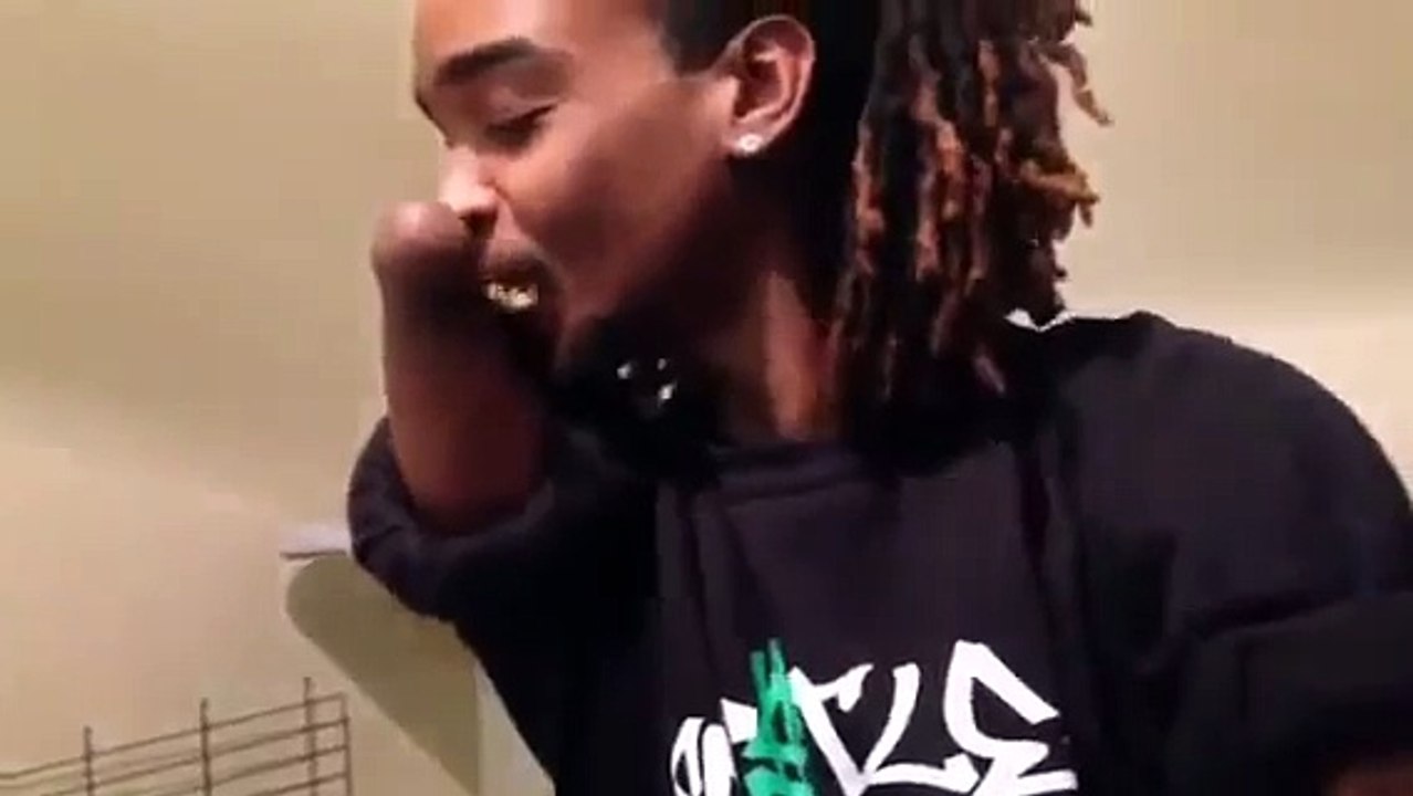Amputé d'un bras il roule un joint parfait... Jeune drogué mais talentueux dans son style!
