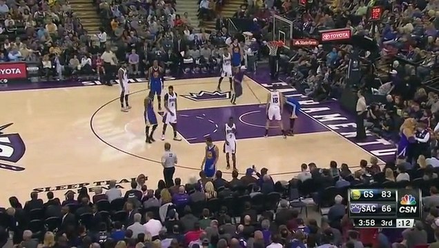 Un joueur de NBA laisse l'adveraire jouer sans défendre et mettre un alley-oop dunk