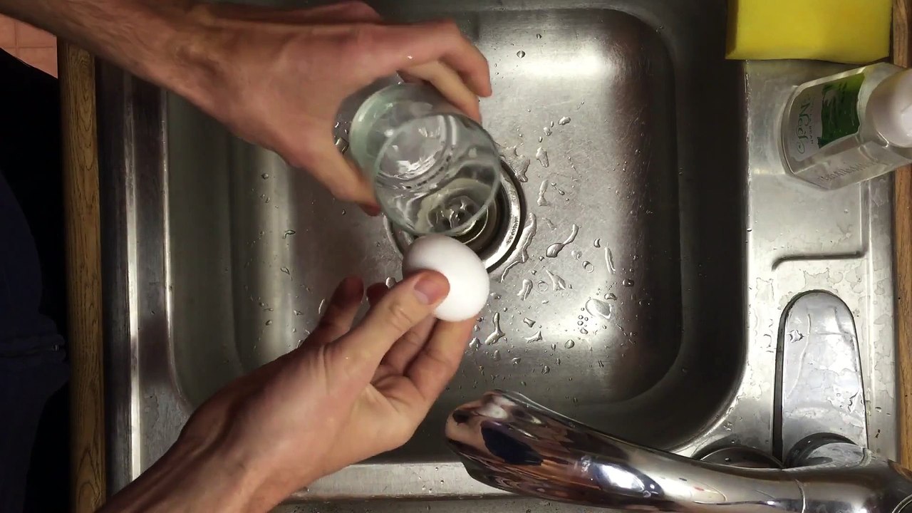 Comment enlever la coquille d'un oeuf cuit en quelques secondes!