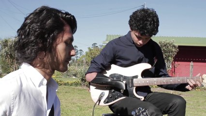 Kid with one hand uses 3D printed prosthesis to play the guitar