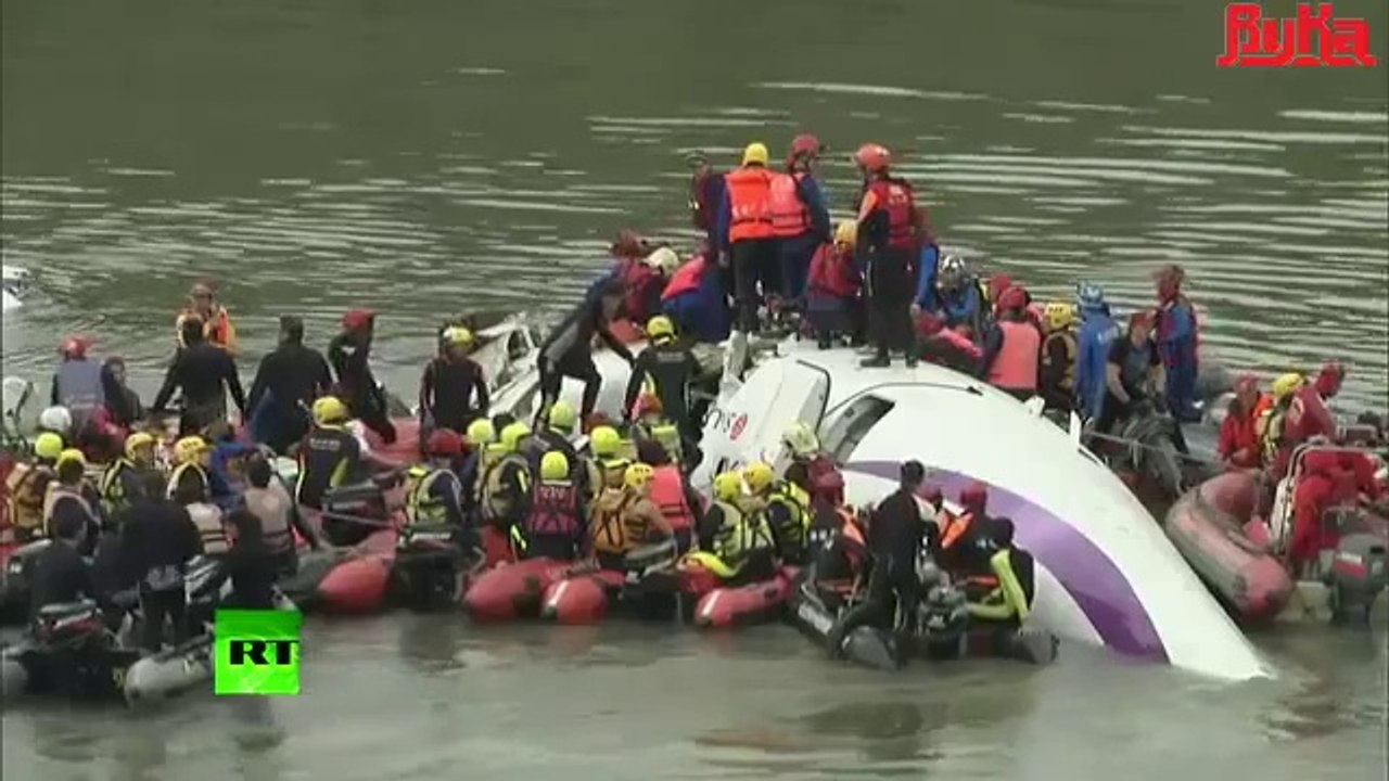Taiwan plane crash : First video footage after TransAsia flight lands into river in Taipei