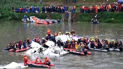 Queda de avião em rio de Taiwan deixa mais de 20 mortos