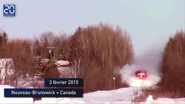 Un train fait propulse des tonnes de neige sur son passage