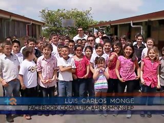 Con llantas y botellas viejas un grupo de jóvenes toca música de primera