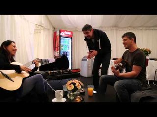 Rodigo y Gabriela - 'Happy' Warm up