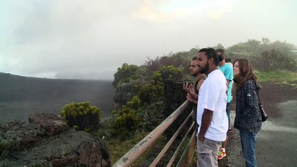 Volcán entra en erupción en Océano Índico